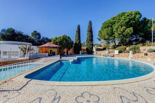 สระว่ายน้ำ, Casa Gaivota-Quinta do Paraíso, Praia Carvoeiro (Casa Gaivota-Quinta do Paraiso, Praia Carvoeiro) in คาร์โวเอโร ซิตี้เซ็นเตอร์