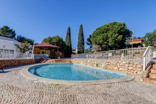 สระว่ายน้ำ, Casa Gaivota-Quinta do Paraíso, Praia Carvoeiro (Casa Gaivota-Quinta do Paraiso, Praia Carvoeiro) in คาร์โวเอโร ซิตี้เซ็นเตอร์