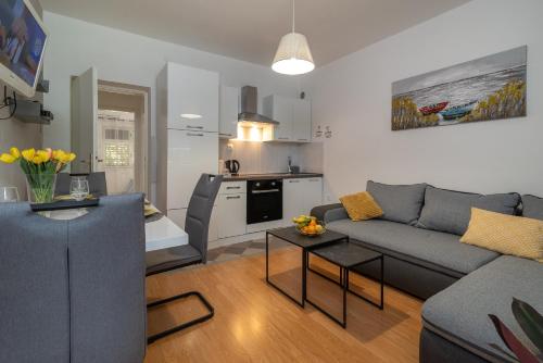 Apartments Villa Mirella 20 m from the sea - free parking – Trogir, MD