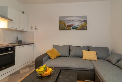 Apartments Villa Mirella 20 m from the sea - free parking in ออกรุค กอนจิ