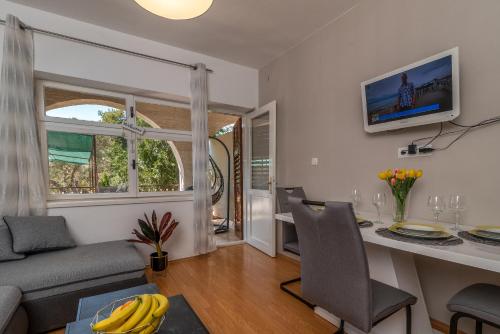 Apartments Villa Mirella 20 m from the sea - free parking in ออกรุค กอนจิ