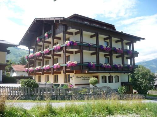 Haus Voglreiter - inkl Sommerkarte, zentrale und ruhige Lage, Garten mit Spielplatz in Kaprun, Österreich