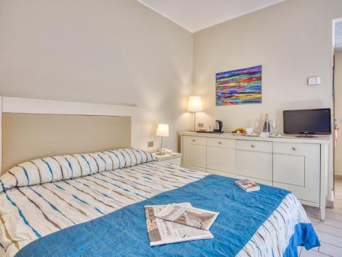 Standard Double Room image 7