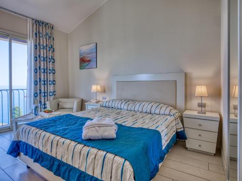Double Room with Sea View image 5