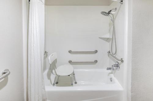 King Room with Bath Tub - Mobility Accessible/Non-Smoking