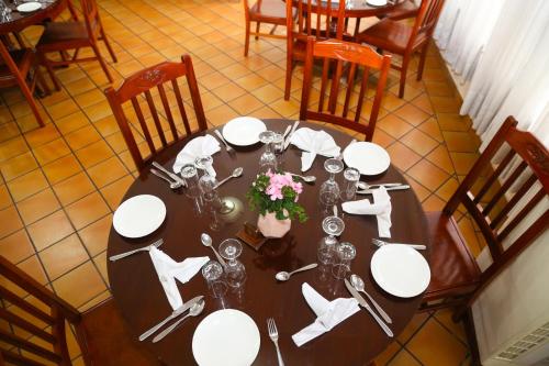 Mat og drikke, Coconut Grove Regency Hotel in North Ridge