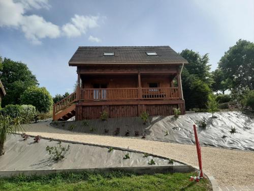 SUPERBE CHALET AVEC PISCINE CHAUFFEE Juillet et Aout gîte à louer Golf Viré La Dathée