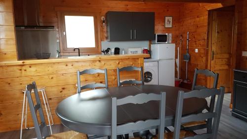 SUPERBE CHALET AVEC PISCINE CHAUFFEE Juillet et Aout in Vire