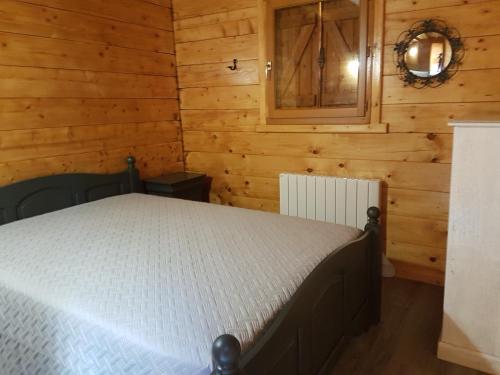 SUPERBE CHALET AVEC PISCINE CHAUFFEE Juillet et Aout in Vire