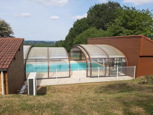 SUPERBE CHALET AVEC PISCINE CHAUFFEE Juillet et Aout in Vire