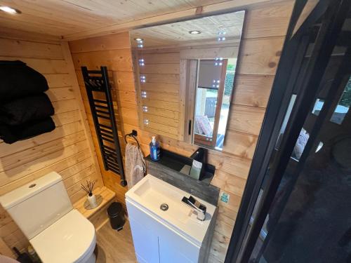 Koupelna, Beauslodge Authentic Log Cabin With Private Hot Tub in Liphook