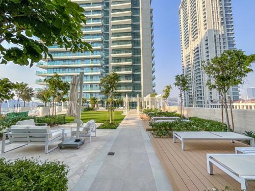 Superlative apt with private beach access - image 12