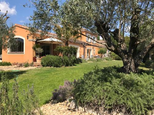 Maison provençale avec piscine et jardin privatifs