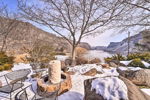 Hot Tub and Snake River Views at Twin Falls Home