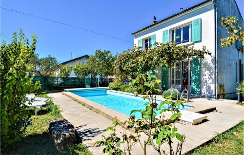 Beautiful home in Piolenc with Outdoor swimming pool, Outdoor swimming pool and 3 Bedrooms gîte à louer Piolenc