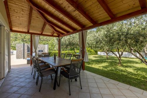 Villa Arbareto with heated swimming pool