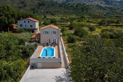 Villa Arbareto with heated swimming pool