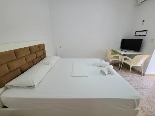 Double Room image 10