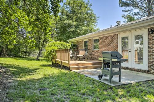 Charming Apex Home with Back Deck and Grill!