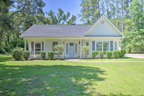 Spacious Fairhope Cottage with Covered Patio!