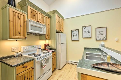Near Ice Fishing & Snowmobiling: Frankfort Home in Frenkforta