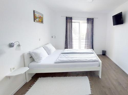  White House M&M in Grabovac