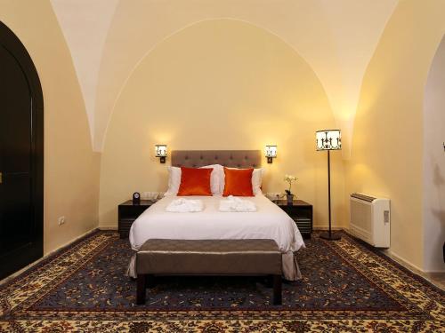 Deluxe One-Bedroom Suite with Spa Bath image 3
