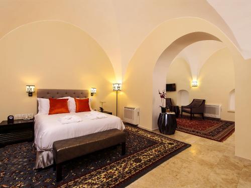 Deluxe One-Bedroom Suite with Spa Bath image 1
