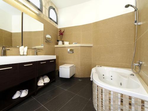 Deluxe One-Bedroom Suite with Spa Bath image 2