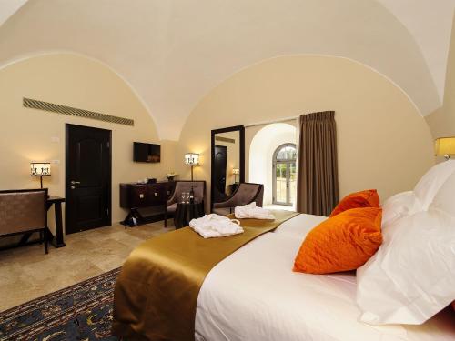 Deluxe Double or Twin Room image 5