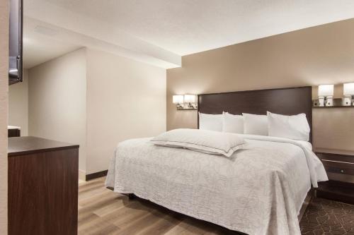 Red Roof Inn PLUS & Suites Erie - image 6