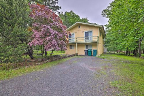 Tobyhanna Home Private Deck, Hot Tub and Game Room!