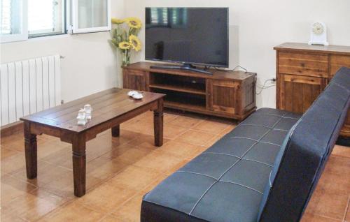 Nice Home In Riba-roja De Tria With 5 Bedrooms, Wifi And Outdoor Swimming Pool
