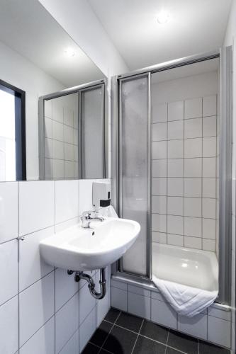 Dream Inn Hotel Regensburg Ost Dream Inn Hotel Regensburg Ost is perfectly located for both business and leisure guests in Regensburg. Both business travelers and tourists can enjoy the hotels facilities and services. Facilities l