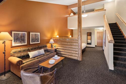 1 king bed, 1 queen bed, 1 sofa bed