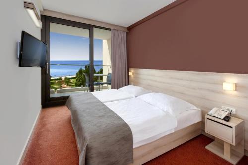 2 twin beds, 1 sofa bed