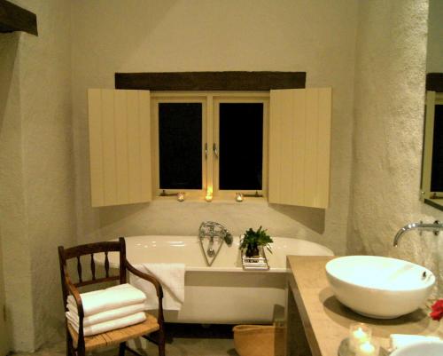 Bathroom, The Cottage @ Montpellier in Groot-Drakenstein