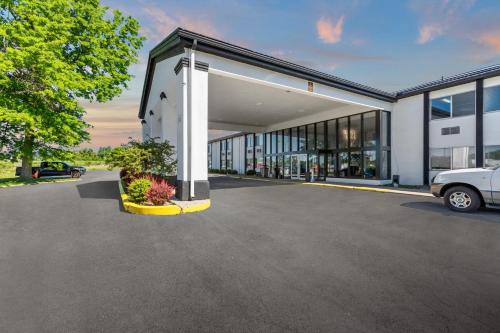 Econo Lodge - image 2