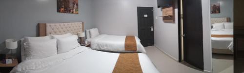 Family Room image 7