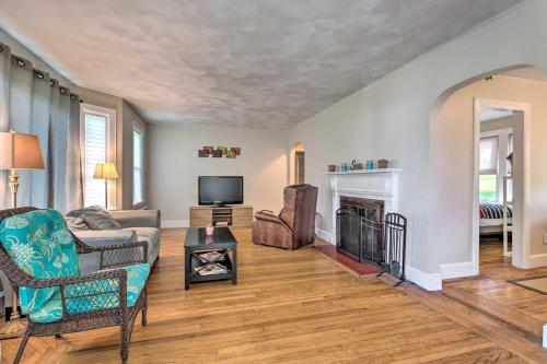 Cozy Middletown Home Near Beaches and Newport! in Middletown, USA