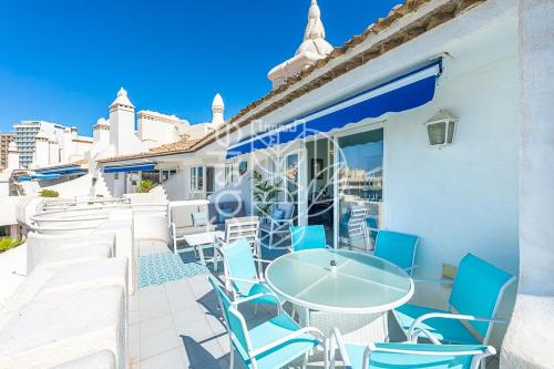 PUERTO DE BENALMÁDENA APARTAMENTO VACACIONAL con VISTAS AL MAR Y YATES TRES HABITACIONES 2 BAÑOS