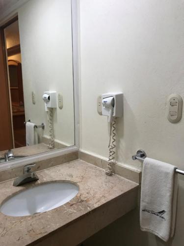 Bathroom, Hotel Aeropuerto in Mexico City Airport