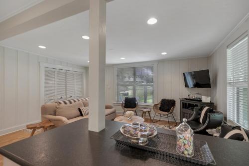 Gorgeous Home 2 Blks from Main St with Hottub and Firepit - image 5