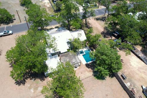 Gorgeous Home 2 Blks from Main St with Hottub and Firepit - image 7