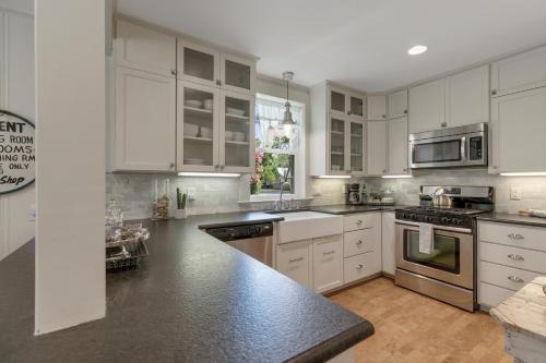 Gorgeous Home 2 Blks from Main St with Hottub and Firepit - image 9