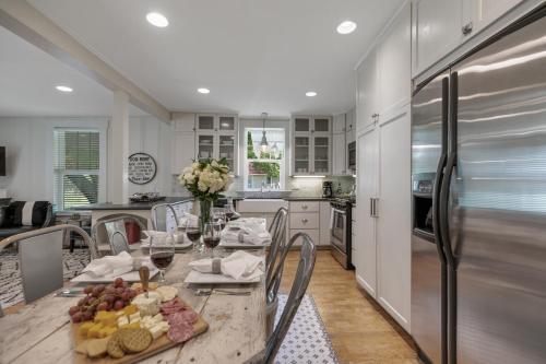 Gorgeous Home 2 Blks from Main St with Hottub and Firepit - image 10