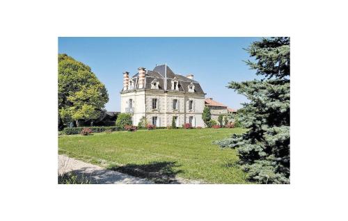 Beautiful home in Mouterre-Silly with WiFi and 3 Bedrooms gîte à louer Vienne