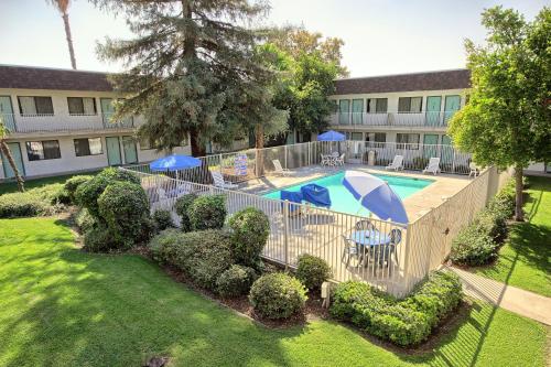 泳池, Motel 6 Porterville, CA in 波特維爾