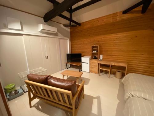 2 twin beds, 1 futon bed