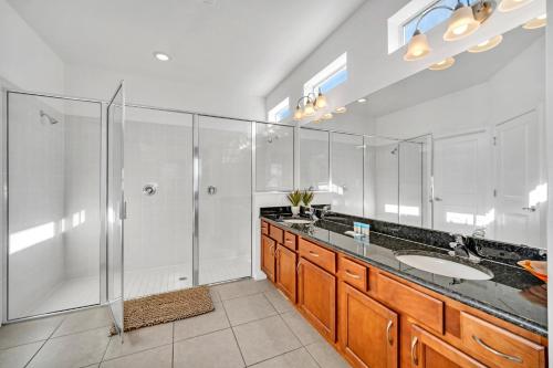 6BR Luxury Resort Home - Private Pool Hot Tub and Games! - image 13
